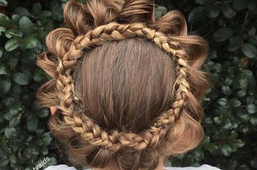 Μια μαμά κάνει τα πιο φανταστικά χτενίσματα στην κόρη της