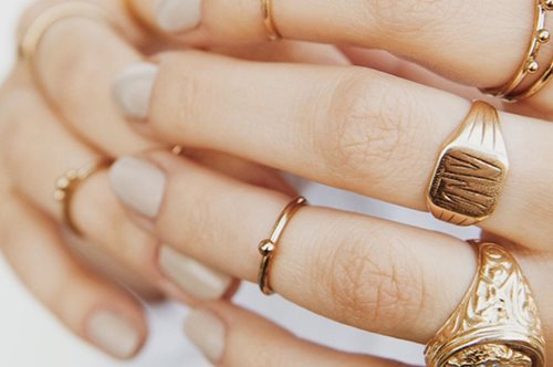 Δαχτυλίδια σε όλα τα δάχτυλα: Η αρχόντισσα των δαχτυλιδιών 