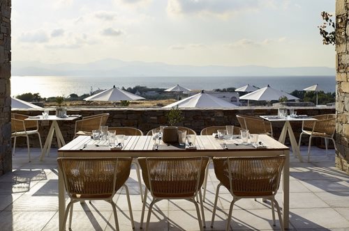 Η παριανή εκδοχή της Γαλάζιας Hytra αντικρίζει την ευθεία γραμμή των οριζόντων 