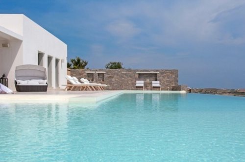 Αντικρίζει το απέραντο Αιγαίο. Μία καινούργια, πανέμορφη εξοχική κατοικία στον Αμπελά της Πάρου