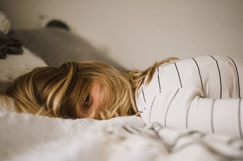 Αν κοιμάστε μπρούμυτα, αντιμετωπίζετε αυτό τον άγνωστο κίνδυνο. Ποια είναι η πιο ασφαλής στάση ύπνου