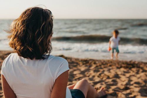 Πόσες φορές δεν αισθάνθηκες ότι κάτι λάθος κάνεις με το παιδί σου, ενώ οι άλλες τα κάνουν όλα σωστά;