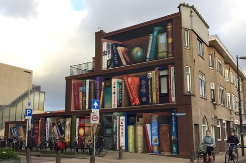 Υπέροχη οφθαλμαπάτη: Καλλιτέχνες μεταμόρφωσαν ένα άχαρο κτίριο σε θεαματική βιβλιοθήκη