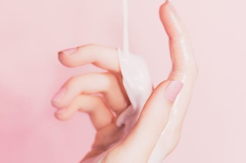 Tην κορυφαία απόχρωση στο μανικιούρ και αυτού του χειμώνα την έχεις δοκιμάσει ήδη πολλές φορές