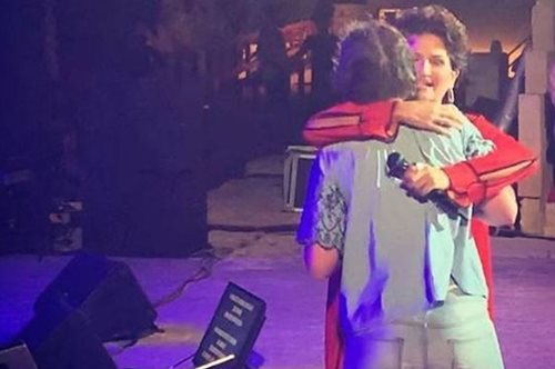 Δέος: Η μικρή Νεφέλη δεν μιλάει, αλλά πήρε το μικρόφωνο από την Πρωτοψάλτη και τραγούδησε με πάθος