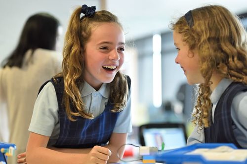 «Ρώτησέ το τι σε έκανε να γελάσεις όχι τι βαθμό πήρε»: Μια δασκάλα συμβουλεύει τους γονείς