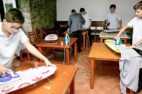 Καταρρίπτει τα στερεότυπα: Ισπανικό σχολείο οργάνωσε μαθήματα οικοκυρικών μόνο για αγόρια