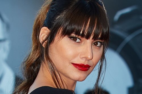 Η Ηλιάνα Παπαγεωργίου στο κόκκινο χαλί του Φεστιβάλ Βενετίας με δημιουργία του οίκου Armani 