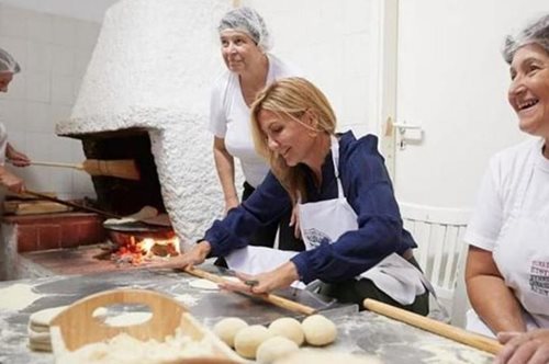 Στην κουζίνα ολοταχώς η Μαρέβα Μητσοτάκη: Φόρεσε ποδιά και άνοιξε φύλλο