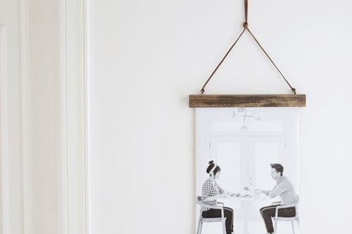 Φτιάξ' το μόνη σου: Η στιλάτη και πανεύκολη αυτοσχέδια κορνίζα για τις αφίσες