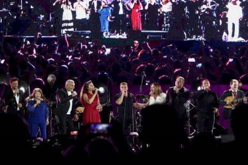 O συγκινητικός αποχαιρετισμός στον Λαυρέντη Μαχαιρίτσα στη χθεσινή συναυλία του Όλοι Μαζί Μπορούμε