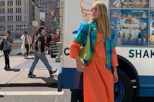 Τόλμη και γοητεία: Η πιο δυνατή τάση στα παπούτσια φέτος ταιριάζει απίστευτα με skinny τζιν