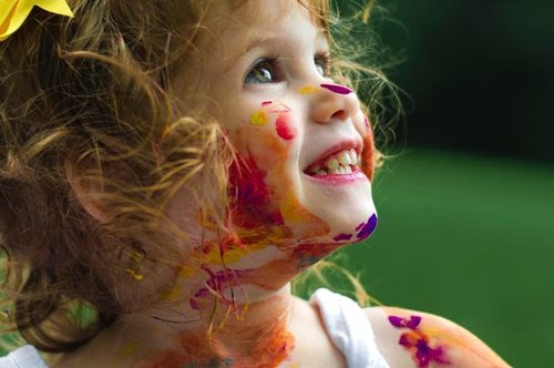 Κόκκινο ή μπλε; Τι δηλώνει το αγαπημένο χρώμα του παιδιού για την ψυχολογία του