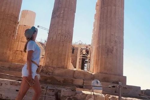 «Ήταν όνειρο ζωής να δω την Ακρόπολη». Η Κέιτ Άπτον βρίσκεται στην Ελλάδα και είναι πανευτυχής