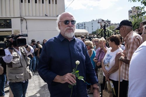 Ολόκληρος ο καλλιτεχνικός κόσμος αποχαιρετά τον Λαυρέντη Μαχαιρίτσα στο Κοιμητήριο Ζωγράφου