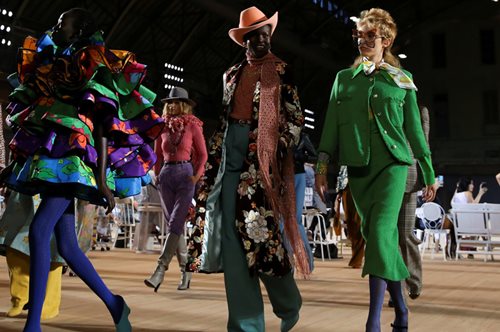 Η νέα συλλογή του Marc Jacobs δοξάζει τη χαρά της ζωής με μια 70s διάθεση 