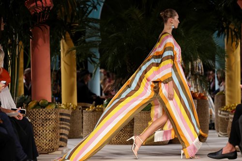 «Πριν από έναν μήνα δεν είχα τίποτα σε αυτό το χρώμα. Τώρα έχει πλημμυρίσει την γκαρνταρόμπα μου»