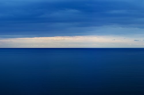 Μια ατομική έκθεση φωτογραφίας στην Αθήνα μάς μεταφέρει σε θαλασσινά τοπία σαν πίνακες ζωγραφικής