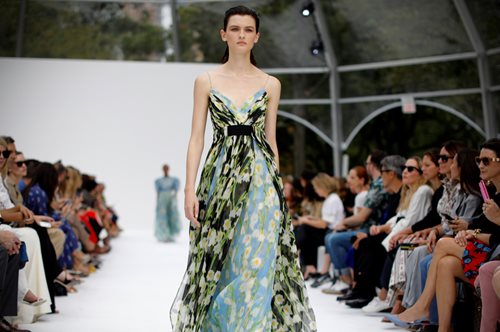 Παλιό ρομάντζο: Το «υπερβολικό» φόρεμα που προβλέπεται να κυριαρχήσει το φθινόπωρο