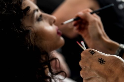 8 φθινοπωρινά χρώματα κραγιόν που φορούν οι γυναίκες που είναι βουτηγμένες στον κόσμο της μόδας