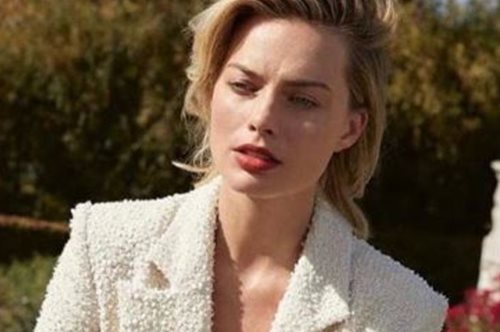 Η Μάργκοτ Ρόμπι φόρεσε σε εκδήλωση της Chanel το παντελόνι για το οποίο αξίζει να αφήσεις τα τζιν