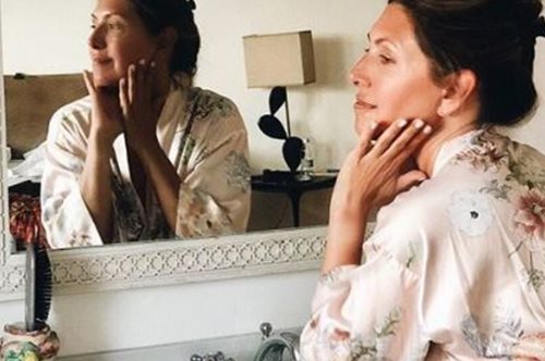 Είμαι 54 χρονών και αυτά είναι τα 4 καλλυντικά προϊόντα χάρη στα οποία δείχνω 10 χρόνια νεότερη