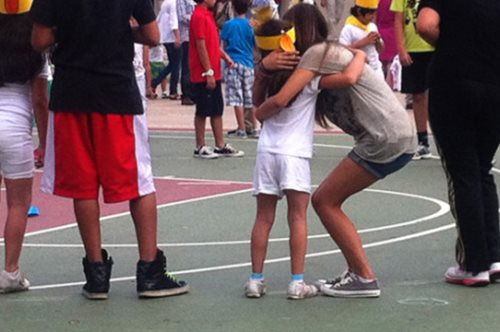 Εκτάκια υιοθετούν πρωτάκια: Ένας θεσμός σε ελληνικό σχολείο που συγκινεί και εμπνέει