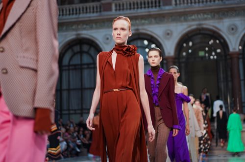 Η νέα συλλογή της Βικτόρια Μπέκαμ εστιάζει στα θηλυκά φορέματα και στα σοφιστικέ χρώματα   