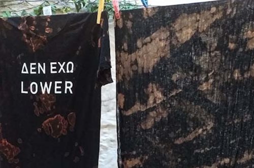 Η εικαστικός Λίζη Καλλιγά εκφράζεται δημιουργικά μέσα από μια σειρά «πειραγμένων» T-Shirt 