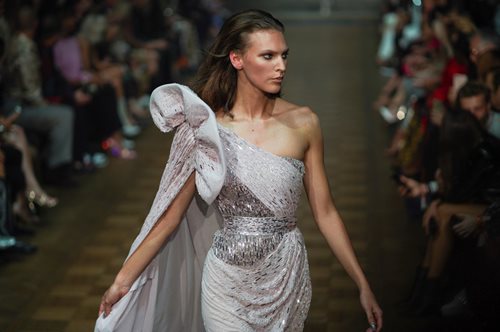 Κομψή αμέσως: Αυτοί οι συνδυασμοί φορεμάτων με τζάκετ είναι ένα κερδισμένο στοίχημα