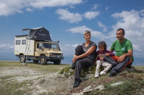 Έλληνες γονείς με την 7χρονη κόρη τους θα κάνουν τον γύρο του κόσμου σε 7 χρόνια 