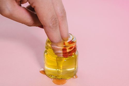 Οι περισσότερες δεν ξέρουμε πώς θα χρησιμοποιήσουμε το καστορέλαιο σωστά σε πρόσωπο και μαλλιά