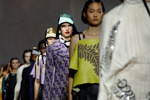 Τα νέα παπούτσια της Prada για το καλοκαίρι του 2020 ακροβατούν μεταξύ 50s και 70s