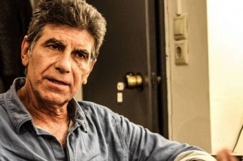 Ο Γιάννης Μπέζος σχολίασε με μοναδικό τρόπο την συμμετοχή της Ειρήνης Καζαριάν σε θεατρική παράσταση