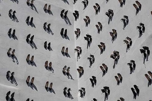 Ο ανατριχιαστικός λόγος που ένας εικαστικός κρέμασε 440 ζευγάρια γυναικεία παπούτσια σε τοίχο