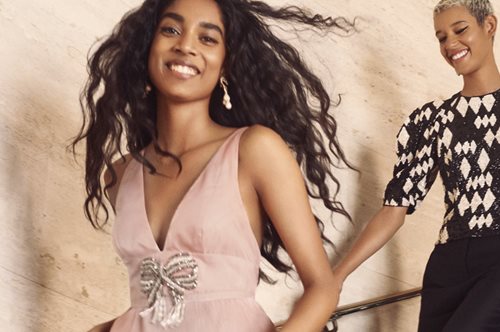 Μεθυστική αίγλη και οικολογικά υλικά: Αυτή η συλλογή των H&M θα ντύσει τις λαμπερές μέρες και νύχτες