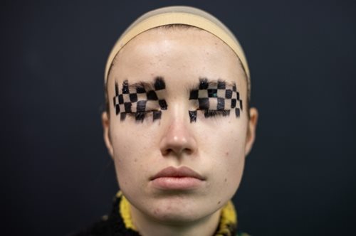 Το προϊόν με την εμβληματική υπογραφή που φωτίζει το πρόσωπο των celebrities. Λάμψη πολλών αστέρων