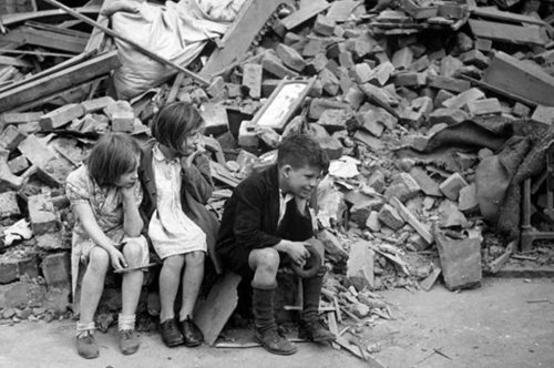 Η γυναίκα που τα έβαλε με τη φρίκη του Β' Παγκοσμίου Πολέμου με όπλο την αφήγηση