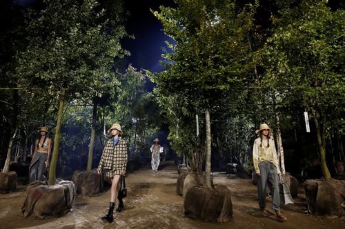 Πόθοι κάτω από τις λεύκες. To σόου του Dior στο Παρίσι ήταν η πιο στιλάτη κραυγή για το περιβάλλον