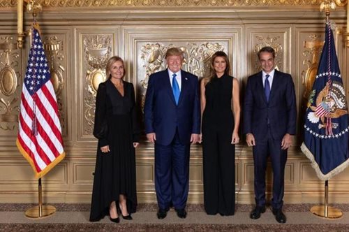 Στιλιστική σύμπνοια: Μητσοτάκης-Τραμπ σε κοινή φωτογραφία με τις συζύγους τους στη σύνοδο του ΟΗΕ