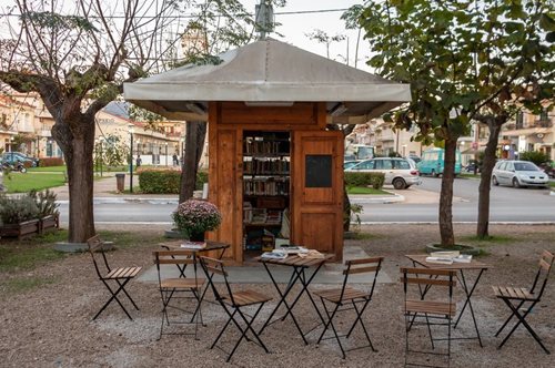 Στη Μεσσηνία περίπτερο που έπαψε να λειτουργεί μεταμορφώθηκε σε δανειστική βιβλιοθήκη