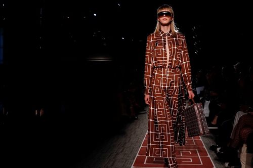 Θηλυκό, στιλάτο: Αυτό το φόρεμα θα μπορούσες να το φοράς κάθε μέρα μέχρι να έρθει ο χειμώνας