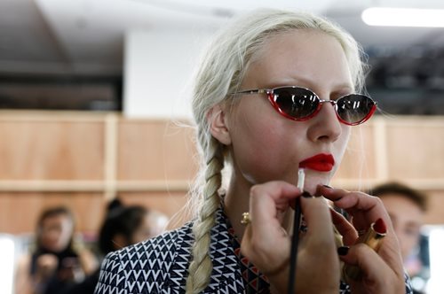 Το λάθος με το ρουζ που προσθέτει χρόνια στο πρόσωπό μας, σύμφωνα με δύο makeup artists