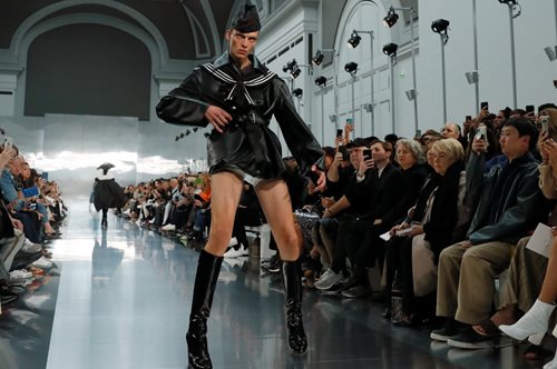 Το πιο αλλόκοτο περπάτημα που έχουμε δει σε πασαρέλα το έκανε αυτό το μοντέλο του Maison Margiela