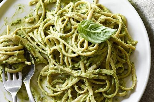 Vegan σπιτική πέστο με αβοκάντο: Απολαυστικά κρεμώδης και νόστιμη, έτοιμη σε 10'