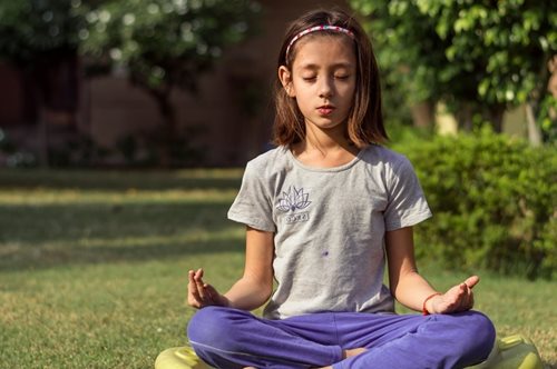 Ασκήσεις χαλάρωσης σε θρανία: Εκατοντάδες σχολεία στη Βρετανία υποδέχονται το μάθημα του mindfulness