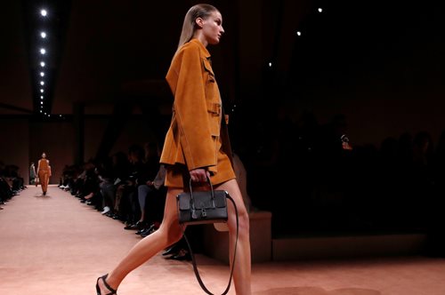 Έκπληξη: Οι Γαλλίδες fashion bloggers δεν φορούν ποτέ αυτά τα παπούτσια, η πιο δυνατή τάση φέτος