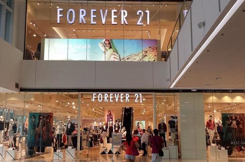 Tέλος εποχής για τη Forever 21. H εταιρία κατέθεσε αίτηση για χρεοκοπία και κλείνει 350 καταστήματα