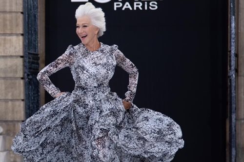 Η χαρά της ζωής: Η 74χρονη Έλεν Μίρεν χόρεψε ξυπόλυτη στο catwalk της L' Oreal Paris