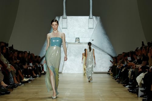 Μίντι φούστα: Δεν υπάρχει πιο κομψός και σοφιστικέ τρόπος να τη φορέσεις το φθινόπωρο